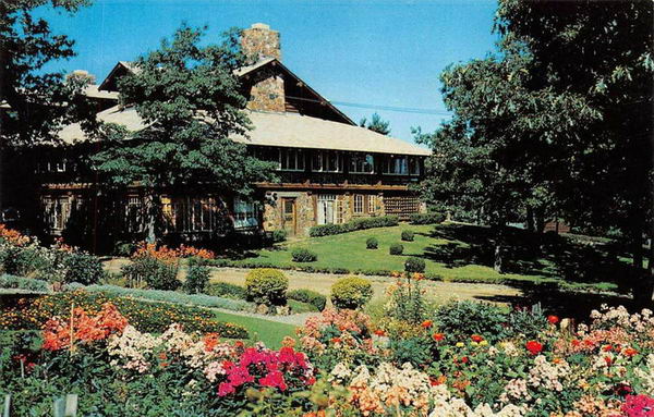 Keweenaw Park Cottages - Old Postcard Photo (newer photo)